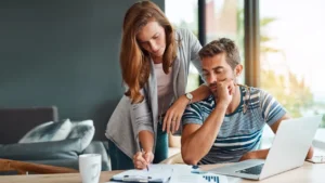 Especialista compartilha seis estratégias práticas para manter o controle financeiro e prevenir as dívidas ao longo do ano