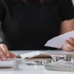 Educadora financeira ensina como reorganizar as finanças após os gastos extras durante a folia