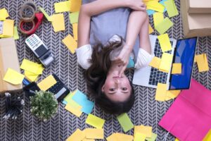 Procrastinação gera estresse, frustração e a sensação de que nunca há tempo suficiente para cumprir tudo o que foi planejado.