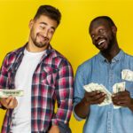 Pegar dinheiro emprestado para amigo ou para banco? Veja qual a melhor opção