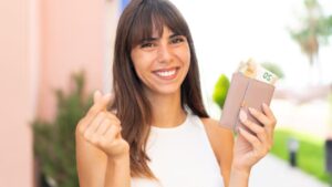 Aprenda como usar seu primeiro salário e cuidar para não sumir com tudo!
